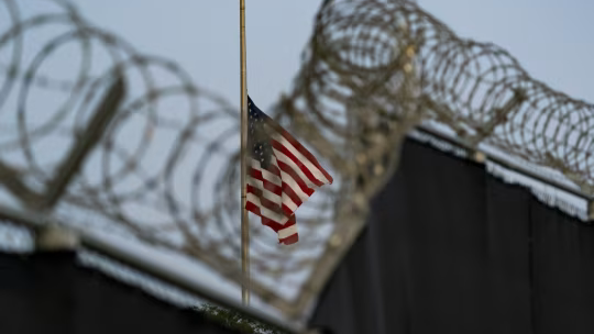 Bandera de EEUU ondea en la base naval de Guantánamo.