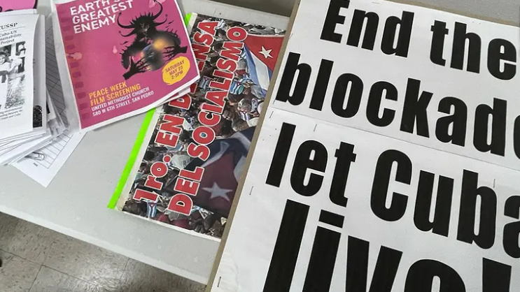 Material disponible en una reunión en apoyo al régimen en California, el 9 de mayo de 2026. 