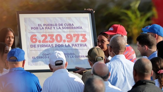 Miguel Díaz-Canel al recibir las firmas de los cubanos.