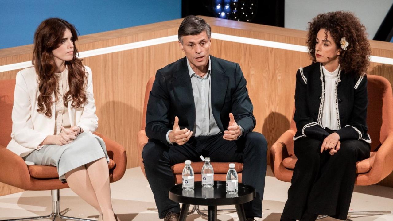 Carolina Barrero (d), el opositor Leopoldo López y la periodista Masih Alinejad.