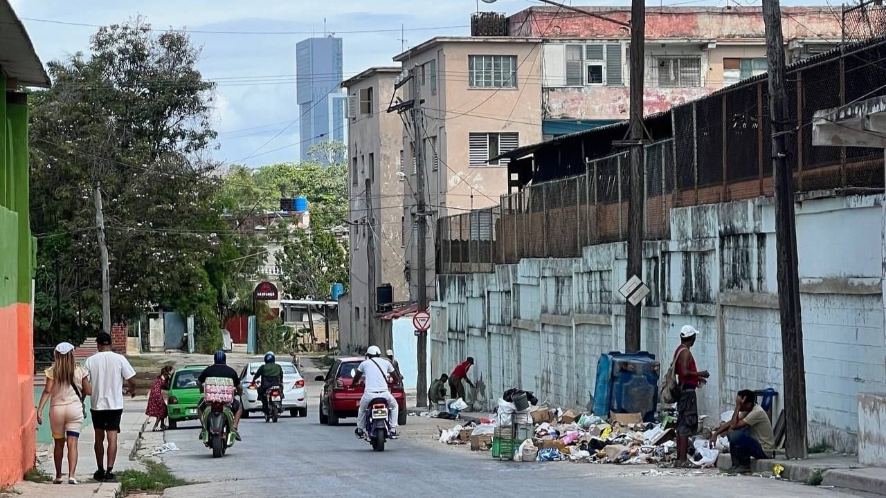 Una calle de La Habana con la Torre K al fondo.