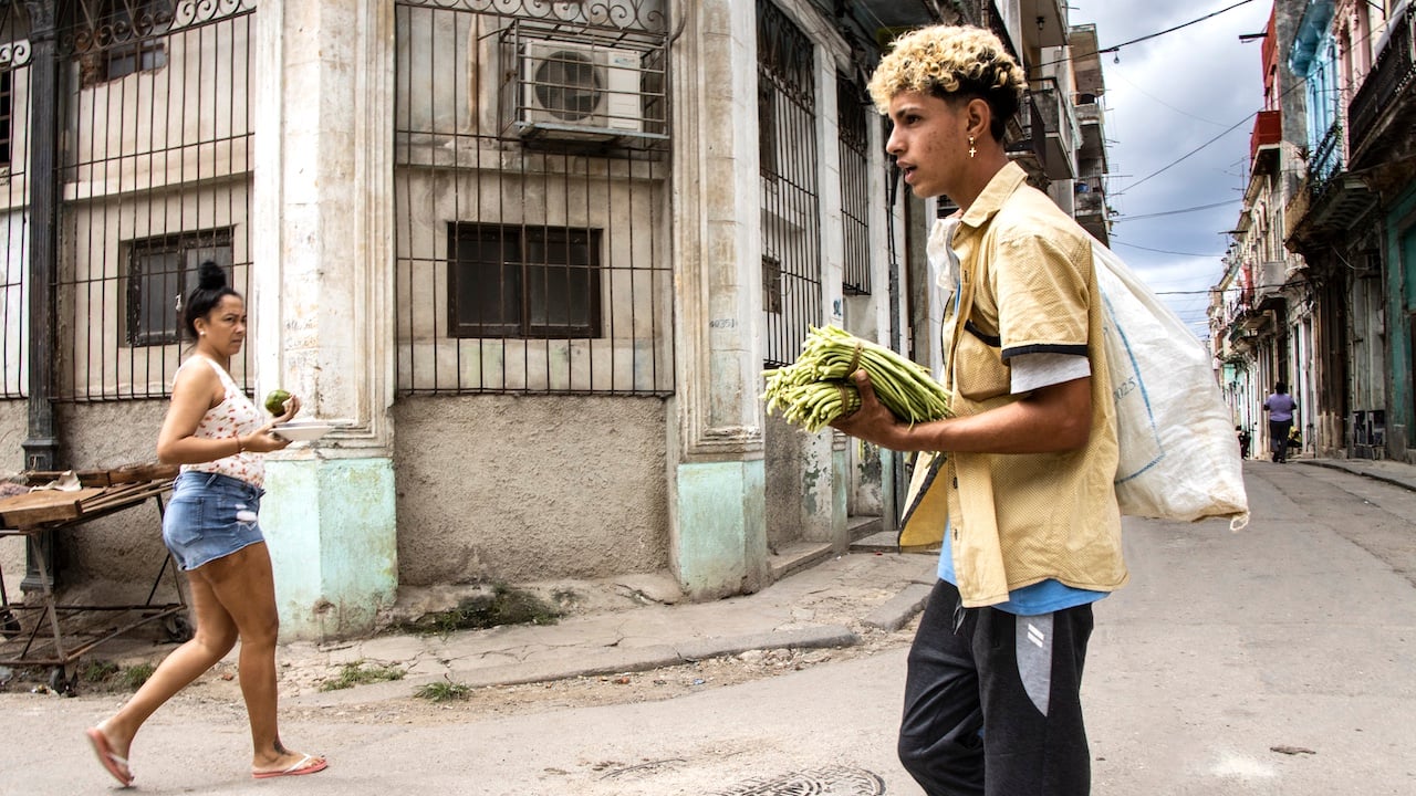 Un joven vende habichuelas en La Habana.