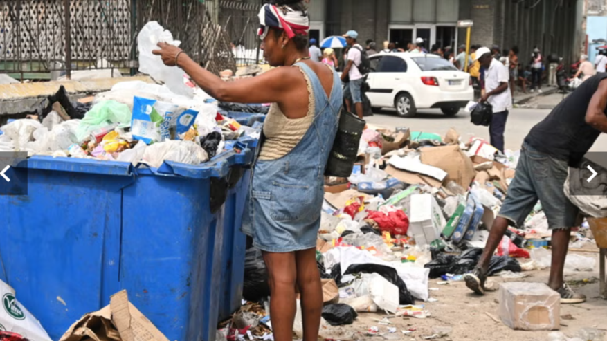 Cubanos rebuscando en la basura.
