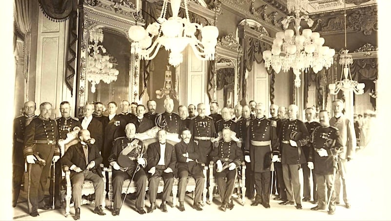 Tomás Estrada Palma con representantes del Ejército de EEUU en el Palacio de los Capitanes Generales, La Habana, 20 de mayo de 1902.