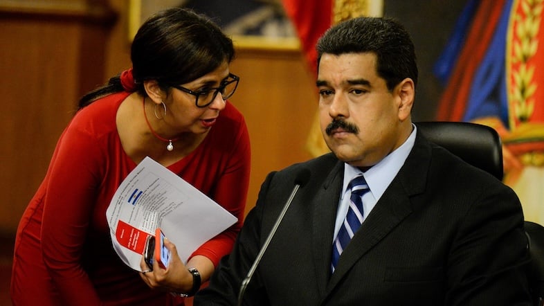 Delcy Rodríguez rindiendo cuentas al entonces presidente Nicolás Maduro.