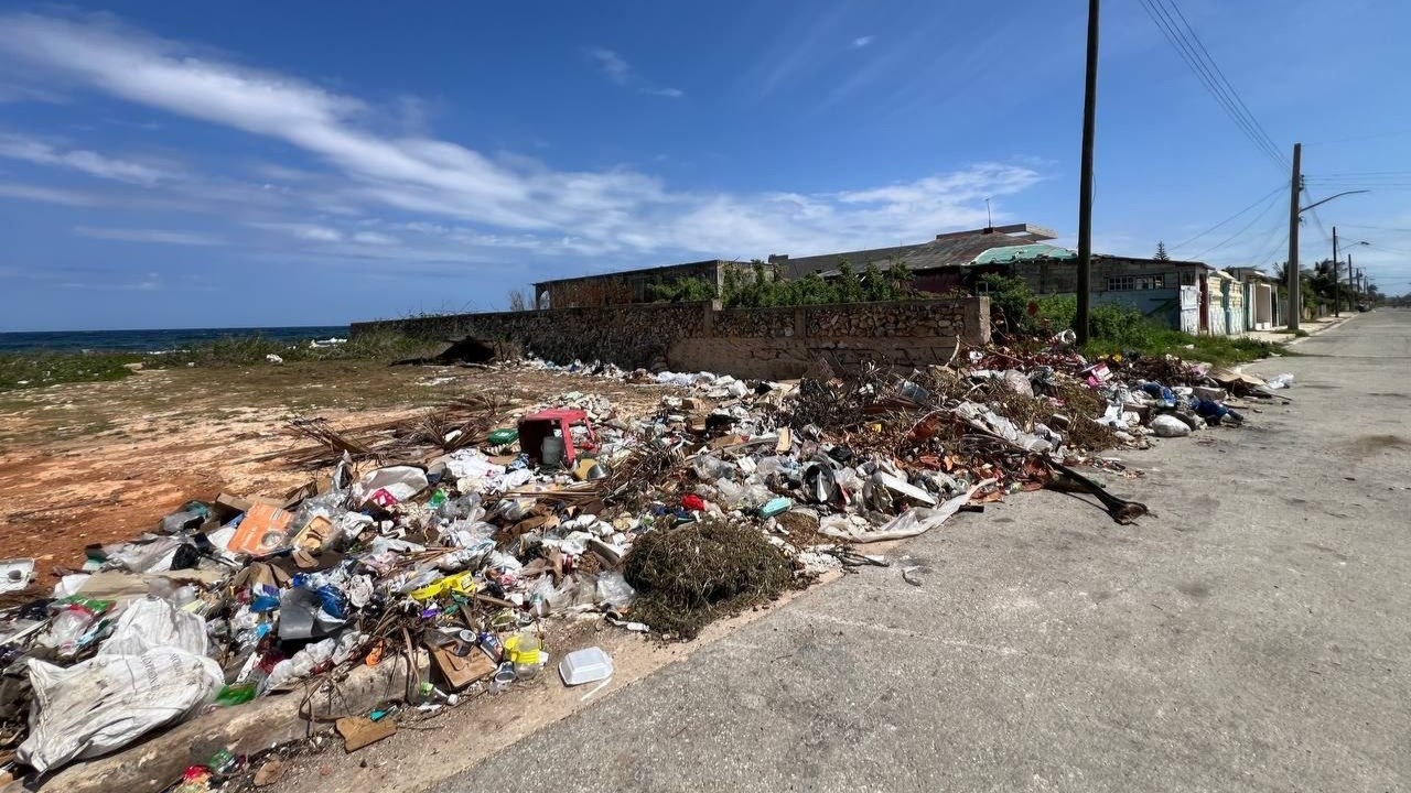 Basura en Santa Fe en La Habana.