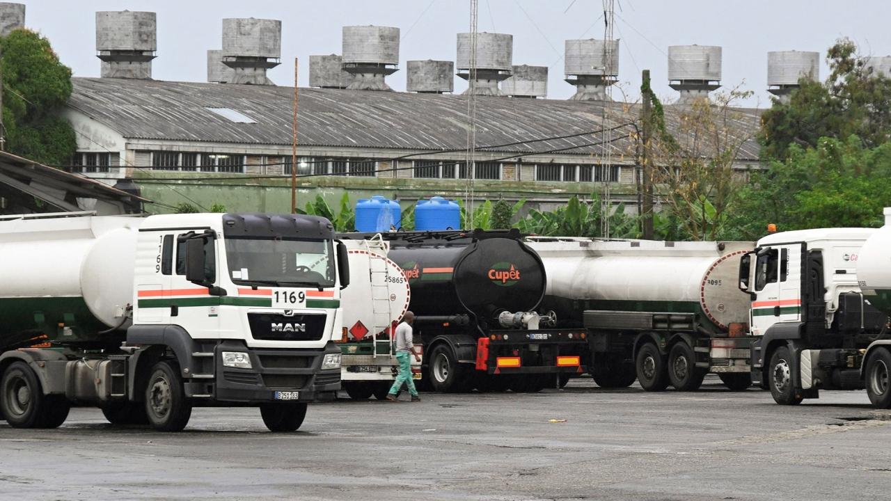 Camiones de combustible de Cupet en la refinería Ñico López, de La Habana.