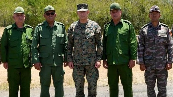 El general Donovan (centro) junto a Legrá Sotolongo (segundo de izq. a der.) y otros militares.