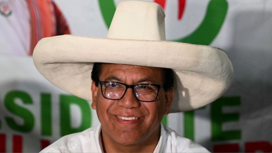 Roberto Sánchez con el sombrero que le regaló Pedro Castillo.