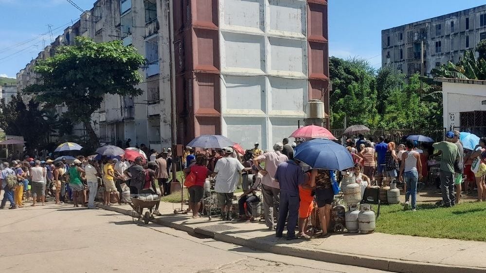 Una cola para comprar gas en Cuba.