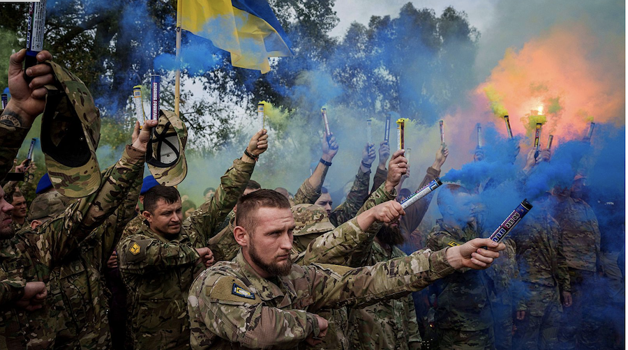 Militares ucranianos en ceremonia por un camarada caído, 2024. 