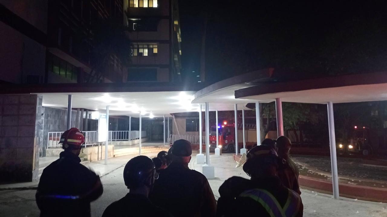 Bomberos en Hospital Fajardo de La Habana.
