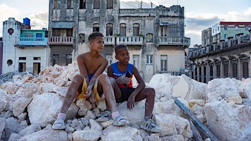 Dos niños en La Habana.