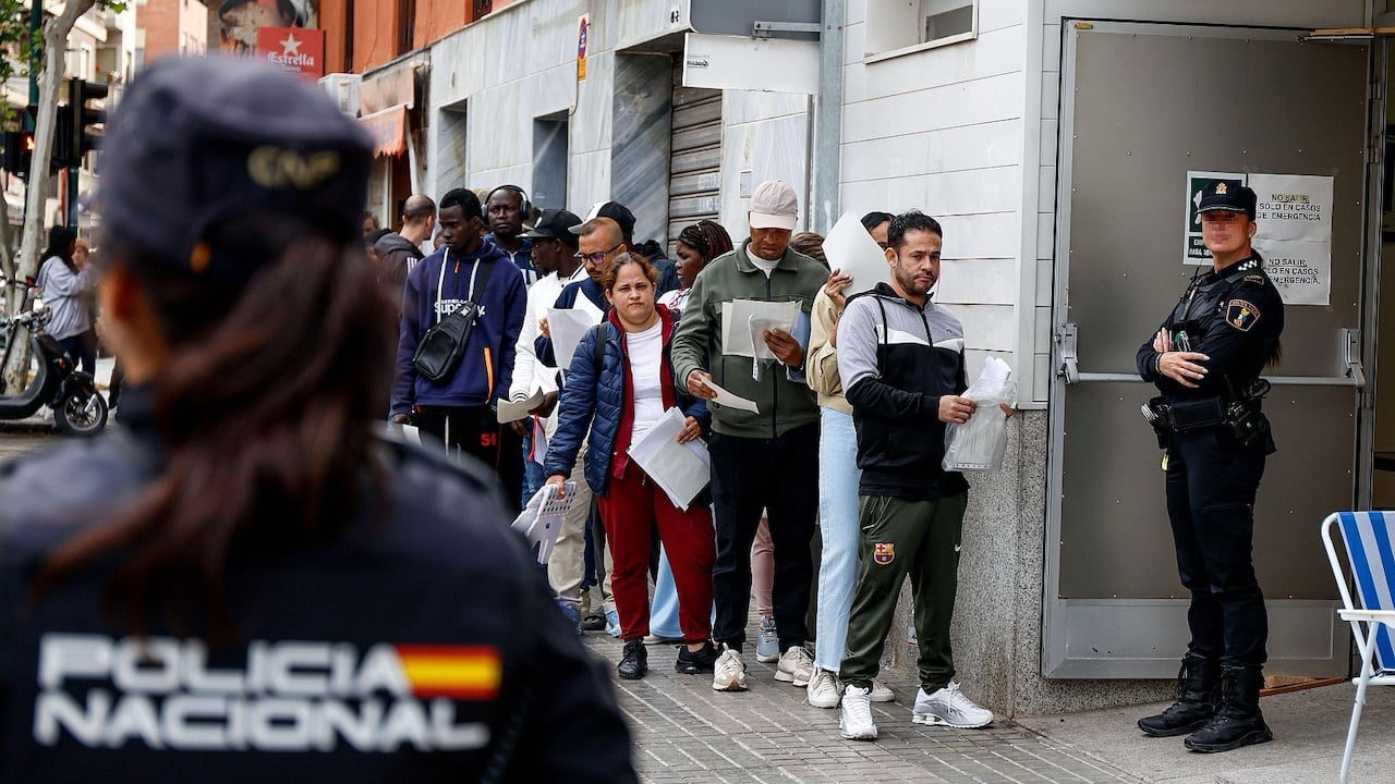 Cola de inmigrantes para realizar trámites en España.