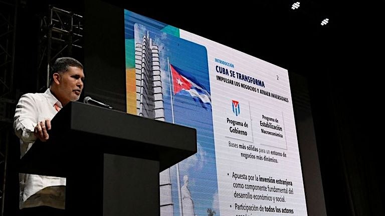 Oscar Pérez Oliva invitando a invertir en Cuba. 