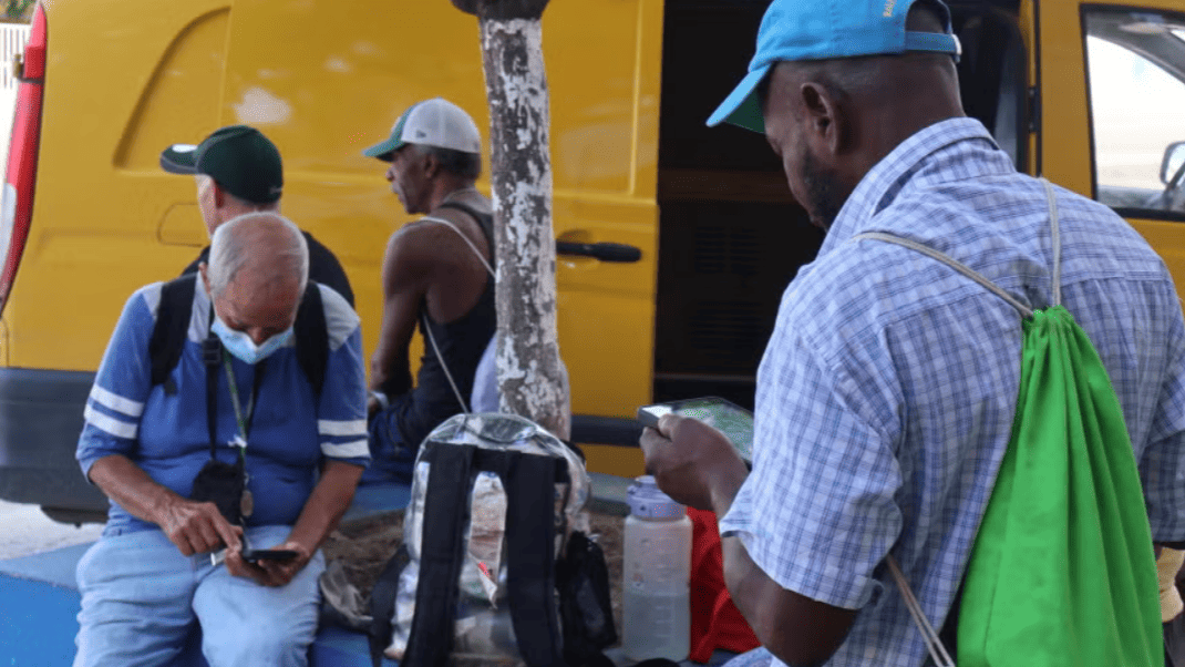 Migrantes cubanos fuera del refugio Oasis de Paz del Espíritu Santo Amparito, en Villahermosa, México.