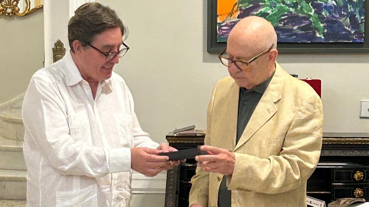 Luis García Montero y Miguel Barnet en La Habana.