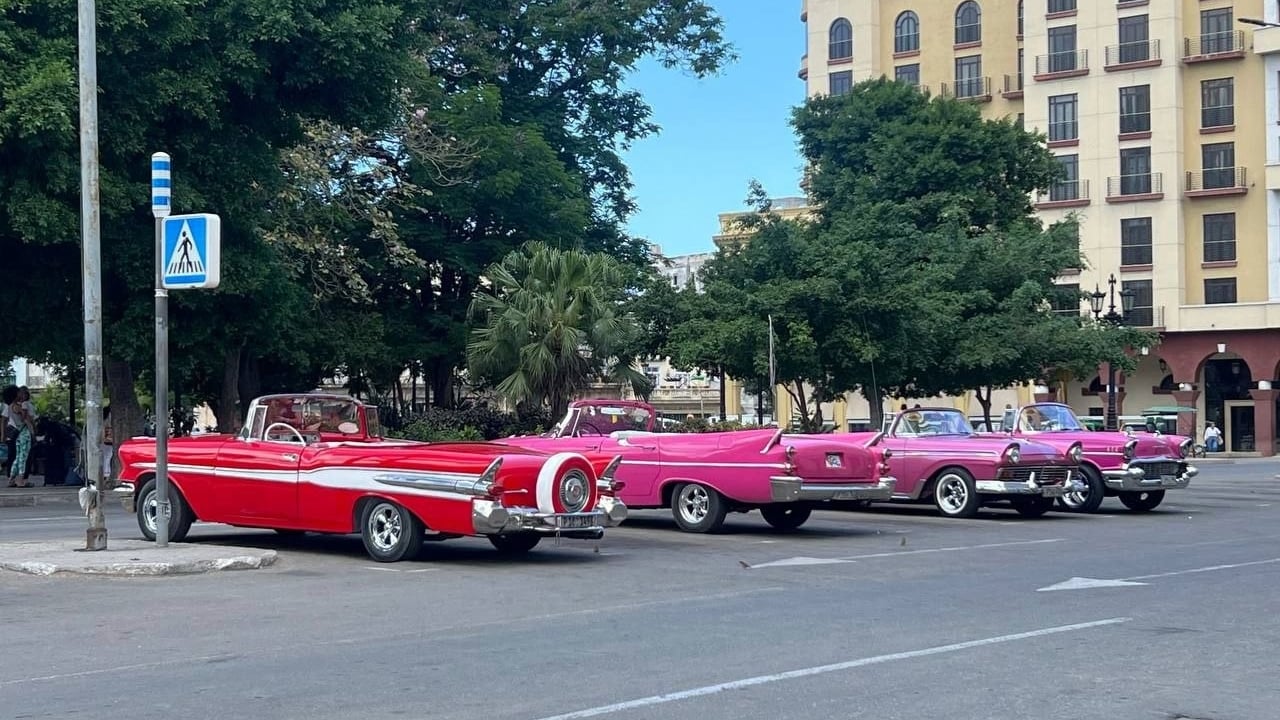 Carros clásicos para alquilar a turistas que no llegan a Cuba.