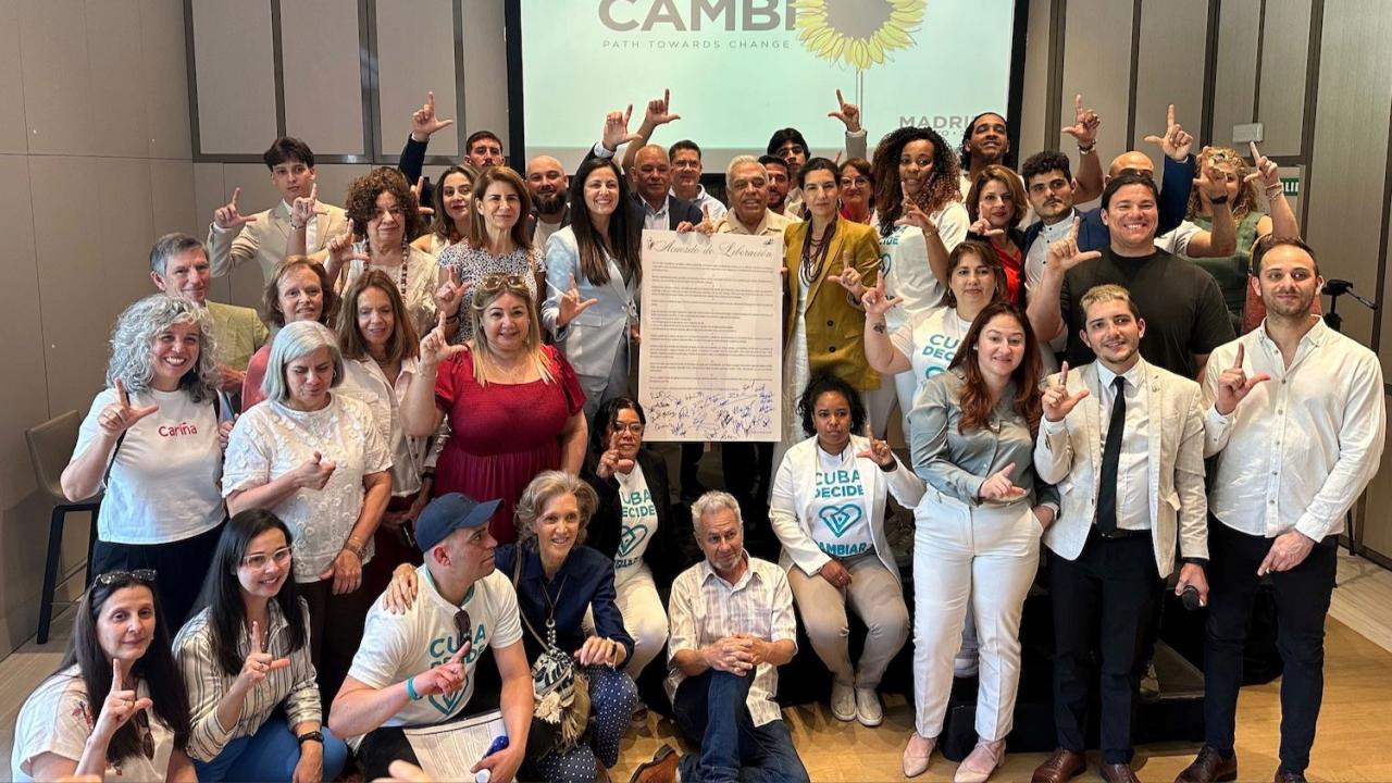 Miembros de organizaciones del exilio tras la firma del Acuerdo de Liberación.
