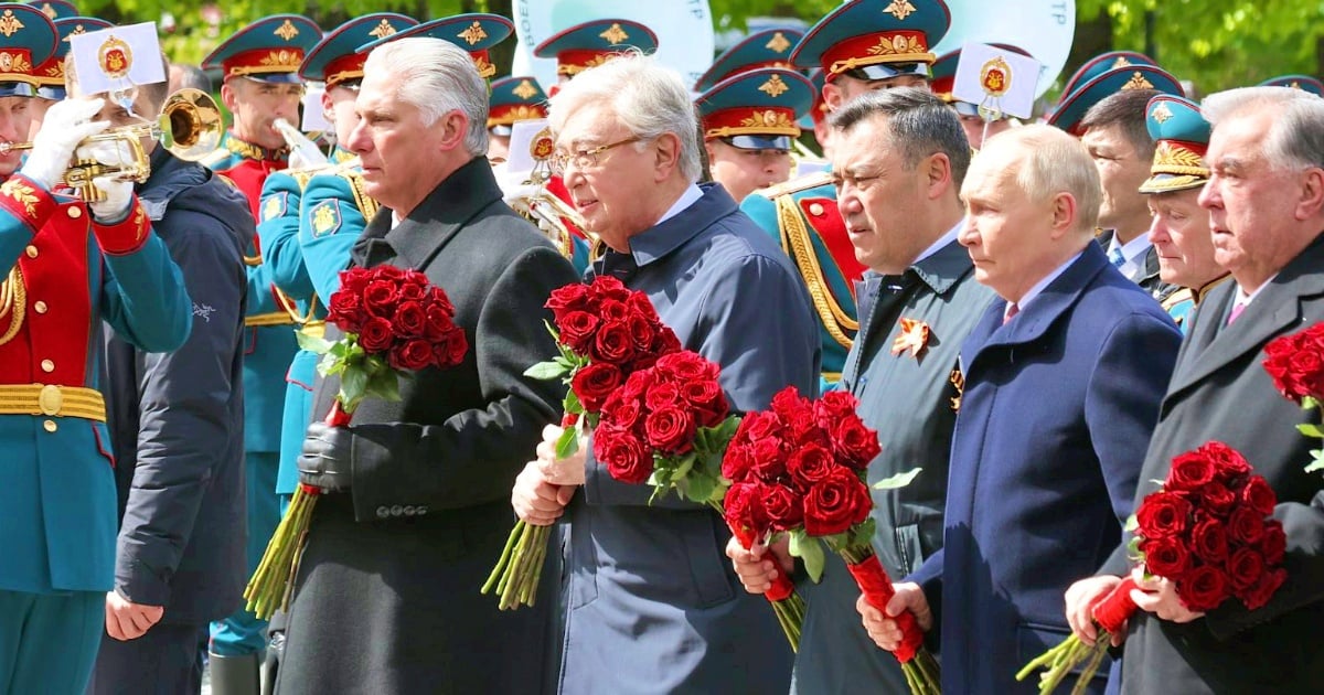 Miguel Díaz-Canel junto a otros mandatarios invitados en 2024 al Desfile de la Victoria en Moscú.