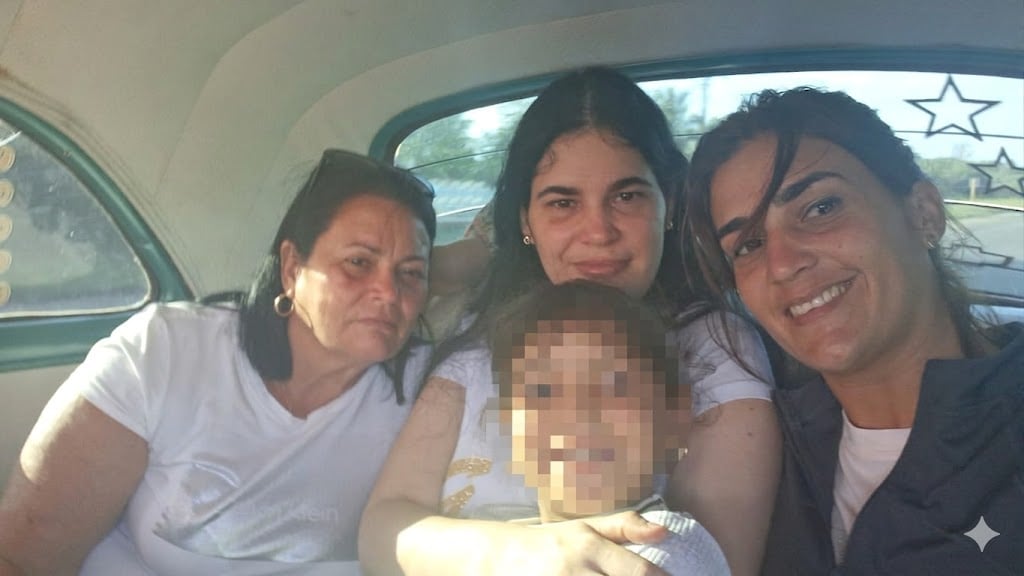 Sissi Abascal (al centro) tras su salida de prisión este jueves. Junto a ella, su madre, Annia Zamora, su hermana Lissi y la hija de esta.