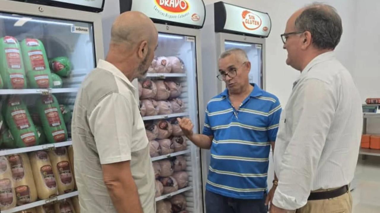 Embutidos en la tienda de Ayestarán y Desagüe, en La Habana.