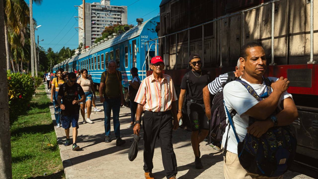 Pasajeros de un tren en Cuba.