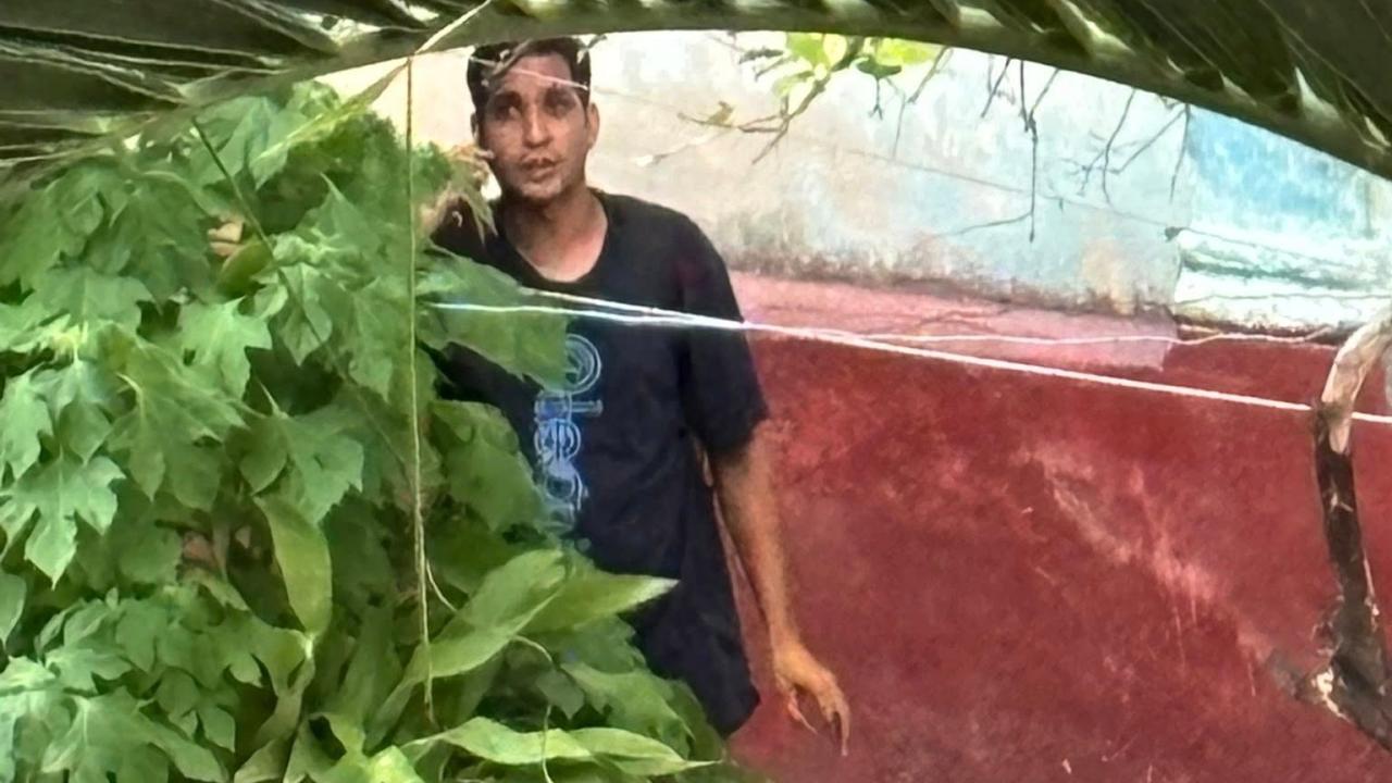 Uno de los agentes que vigilaban la vivienda de la periodista Camila Acosta.