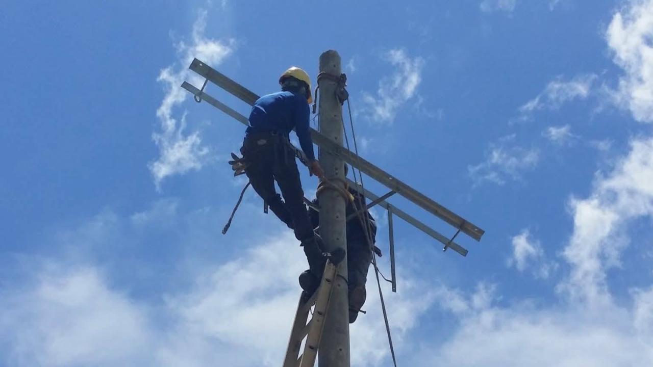 Linieros cubanos en trabajos de reparación.