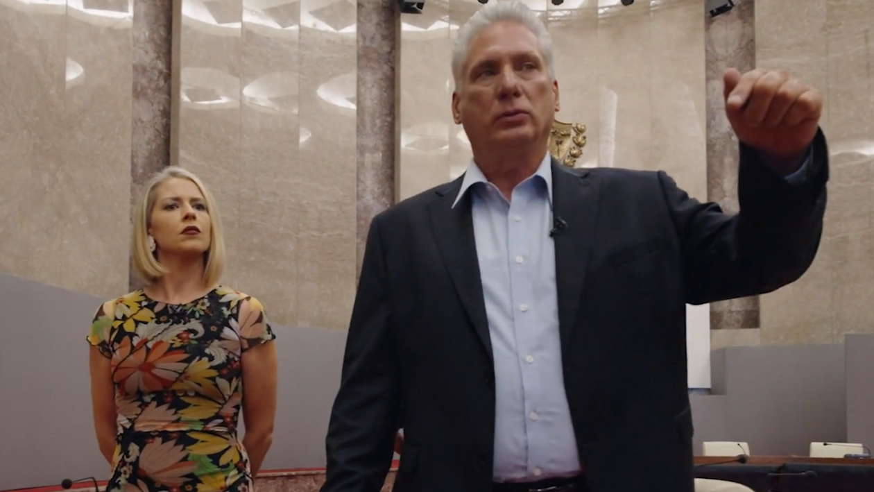 Miguel Díaz-Canel y la periodista estadounidense Abby Martín.