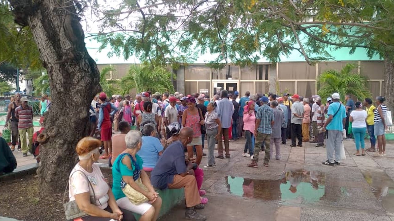 Jubilados cubanos esperando para cobrar fuera de una sucursal bancaria.