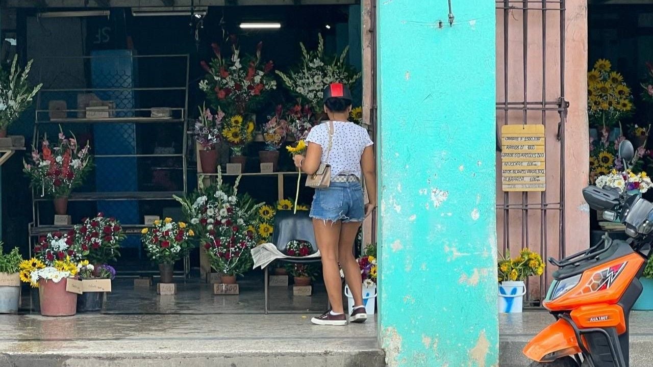 Una mujer en un punto de venta de flores en La Habana.