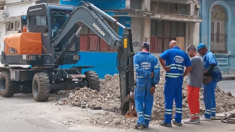 Mantenimiento de la red de gas de La Habana.