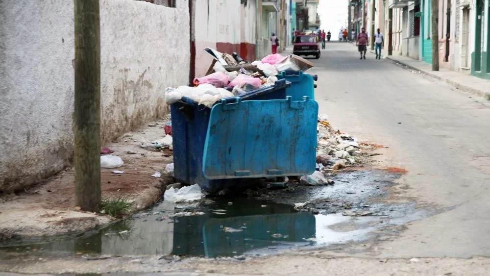 Basura y agua estancada en Cuba.