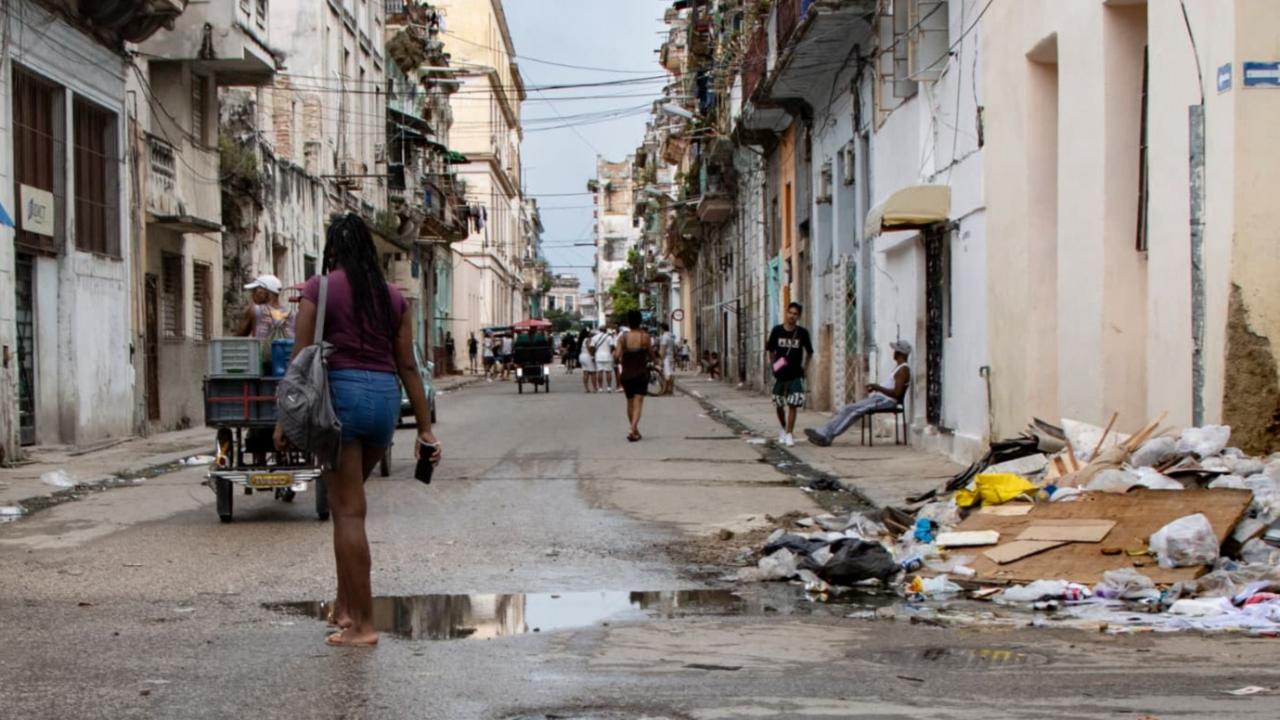 Una mujer en una calle de La Habana.