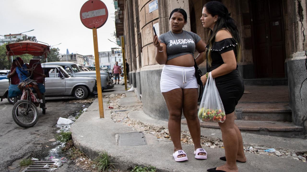 Mujeres en una calle de La Habana.
