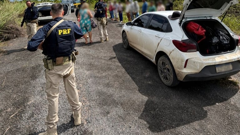 Rescate de inmigrantes por la Policía Federal de Carreteras de Brasil.