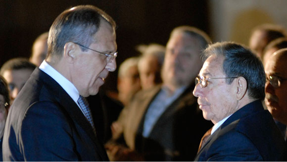 Serguéi Lavrov y Raúl Castro en La Habana en 2010.