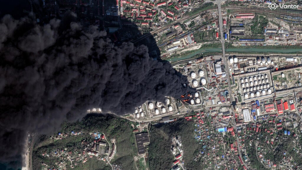 Incendio en la refinería rusa de Tuapse, el 1 mayo de 2026, tras un ataque con drones.