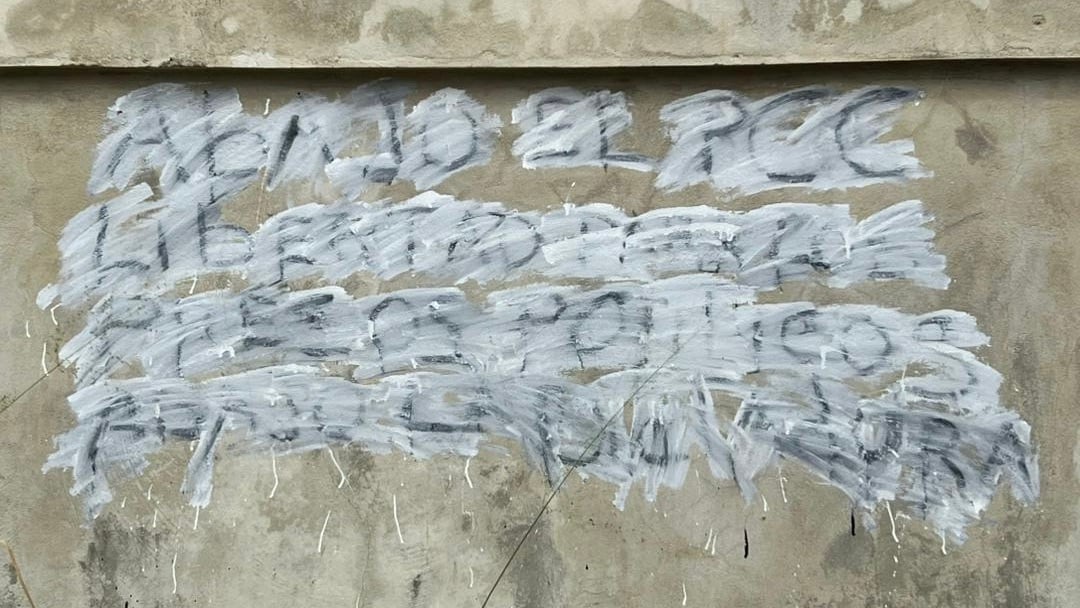 Cartel contra el régimen, emborronado, en un muro de La Habana.