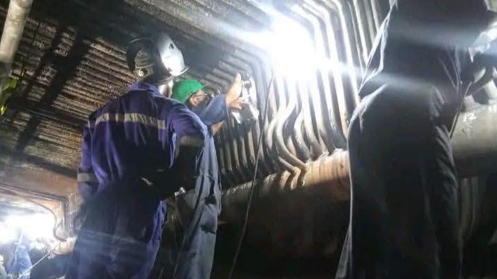 Obreros de la Termoeléctrica Antonio Guiteras revisan los conductos del economizador de la planta.