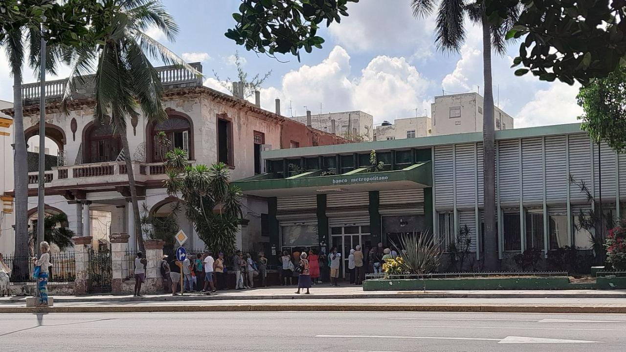 Una cola del Banco Metropolitano en La Habana.
