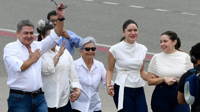 Juan Orlando Gutiérrez saluda a sus simpatizantes al regresar a Honduras con su familia.