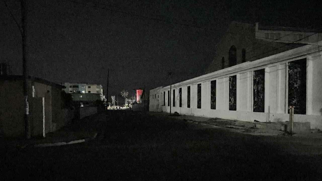 Una calle de La Habana a oscuras.