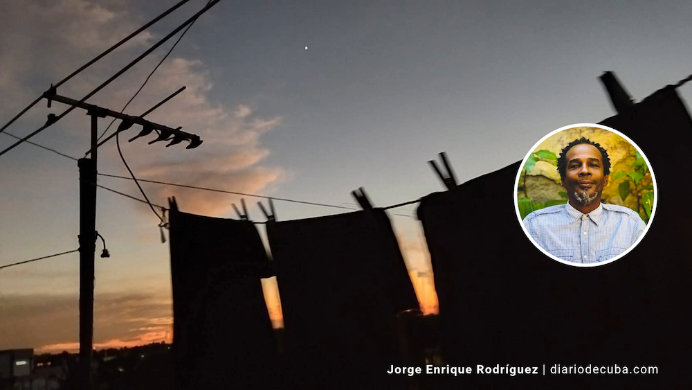 Ropa colgada en una azotea en La Habana, en apagón.