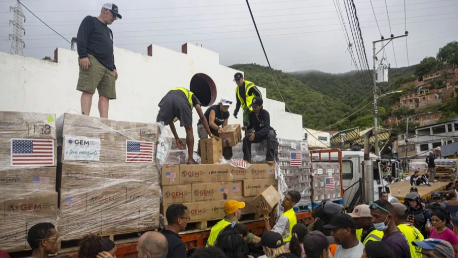 Personas reciben ayuda humanitaria en Caraballeda. 