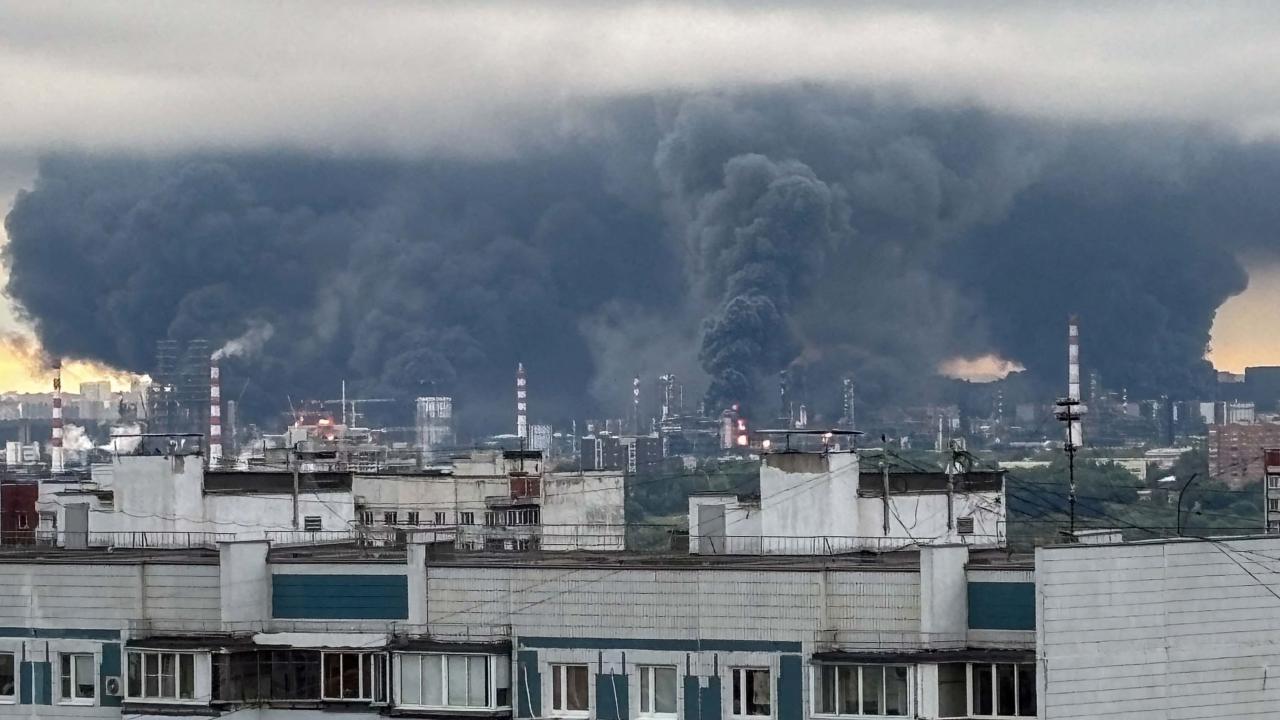 La refinería rusa de Perm envuelta en humo tras un ataque con drones de Ucrania.