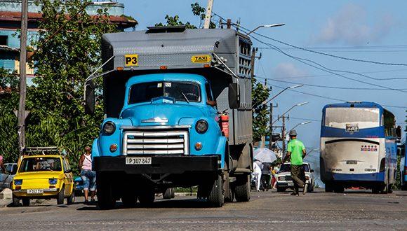 Camión de transportación de pasajeros en Cuba. 