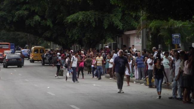 Cubanos a la espera de transporte público.