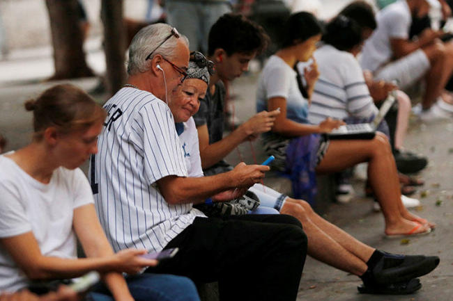 Cubanos se conectan a través de WiFi pública.